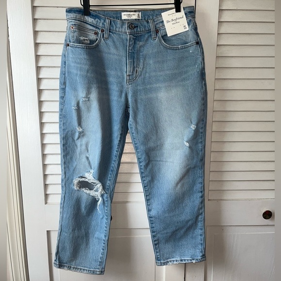 NWT Abercrombie and Fitch The Boyfriend Mid Rise Distressed Jeans 10/30 Short - Picture 2 of 7